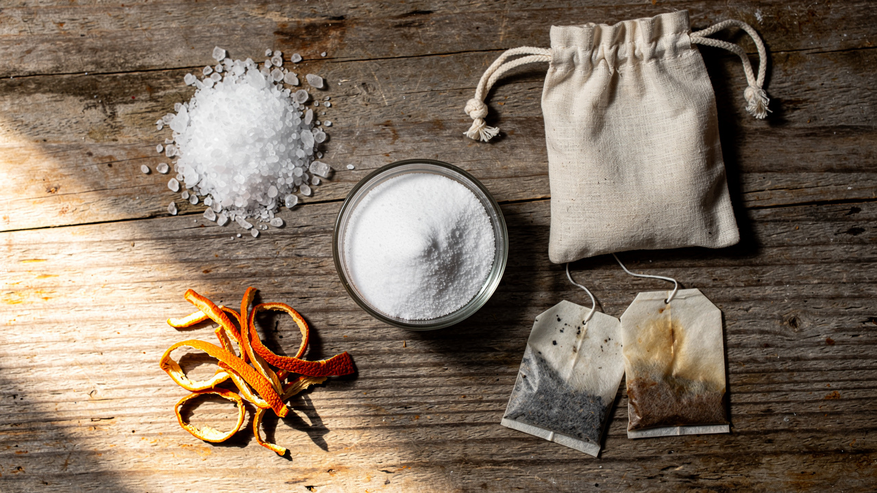 Nguyên liệu tự nhiên khử mùi giày gồm baking soda muối than hoạt tính